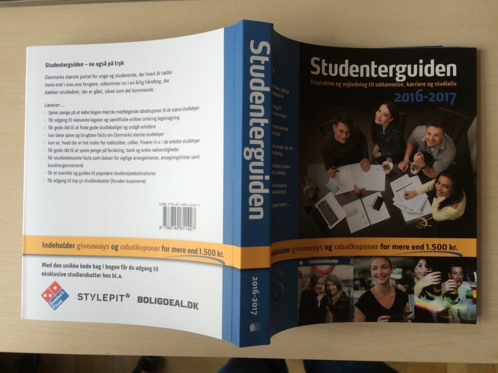 Studenterguiden i bogform med omslag og bagside fra udgaven 2016–2017.
