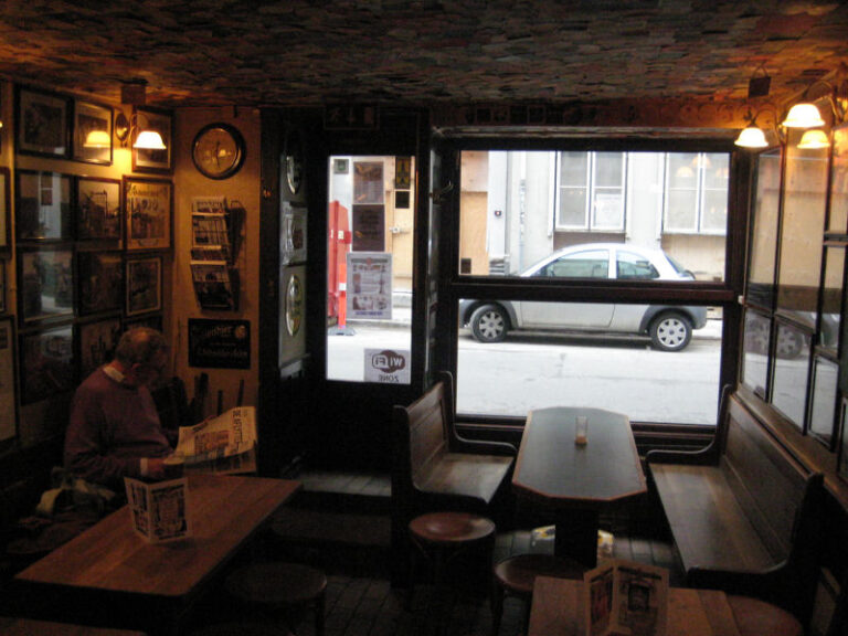 Charlie’s Bar