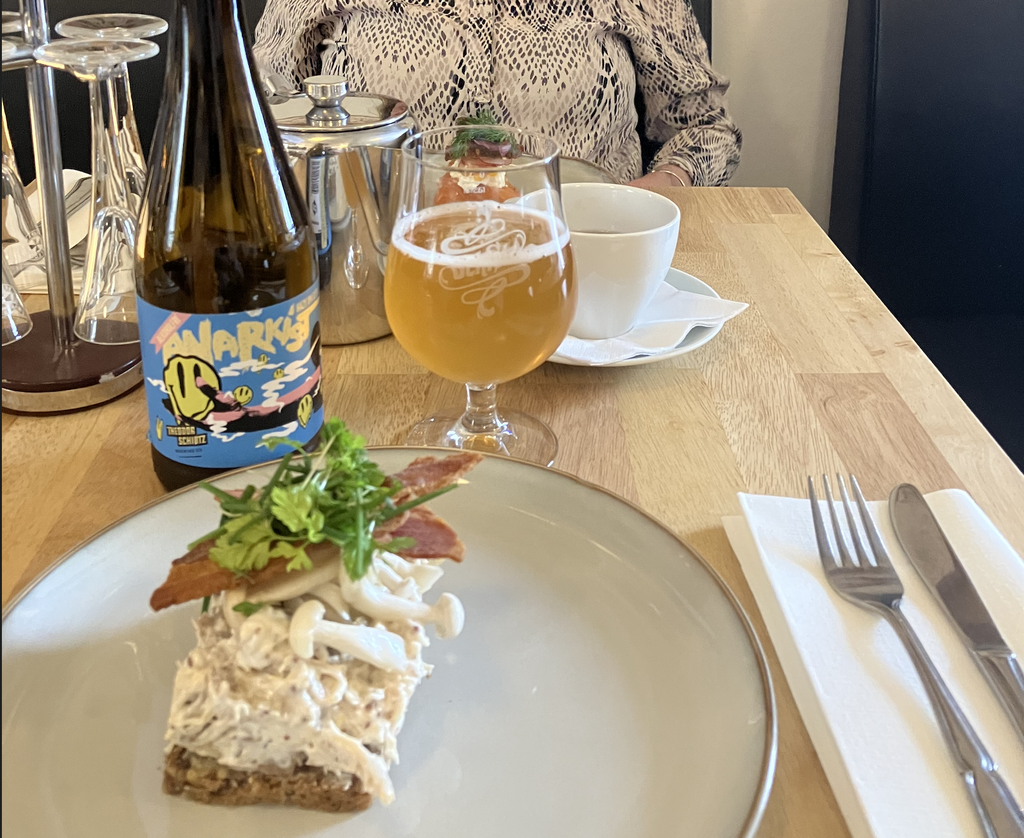 Smørrebrød og øl på Kong Volmer i Odense