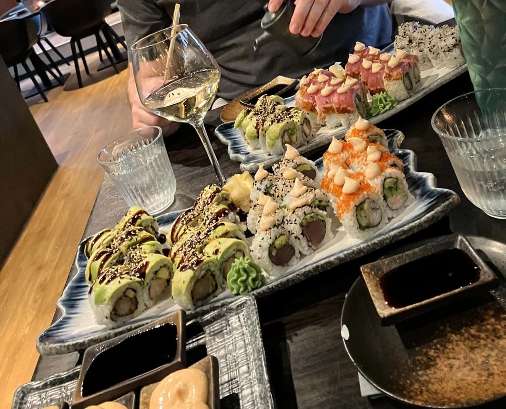 Sushi på Suzumi med forskellige makiruller, avocado, laks, tun, wasabi og sojasauce.