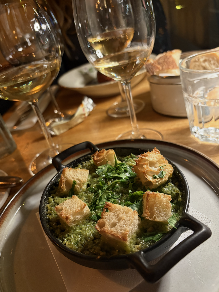 Snegle med grøn persillesauce og croutoner på Kok & Vin i Odense