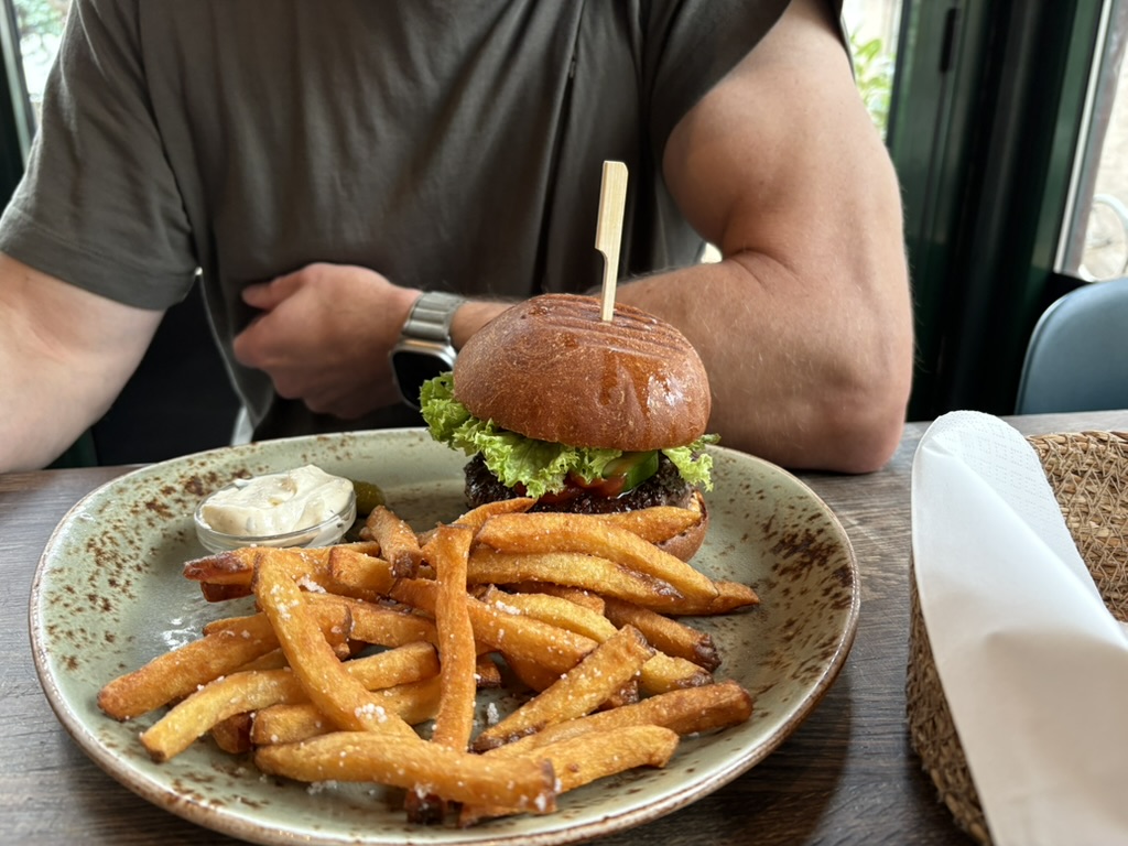 Klassisk burger med saftig oksebøf, salat, hjemmelavede pommes frites og dip på Café Chino i Odense.