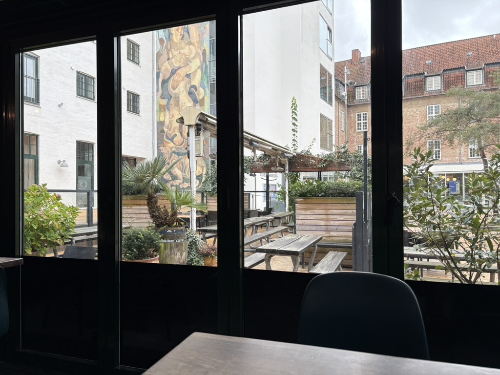 Udsigt fra Café Chino i Odense til den hyggelige Farvergård i Brandts Passage.