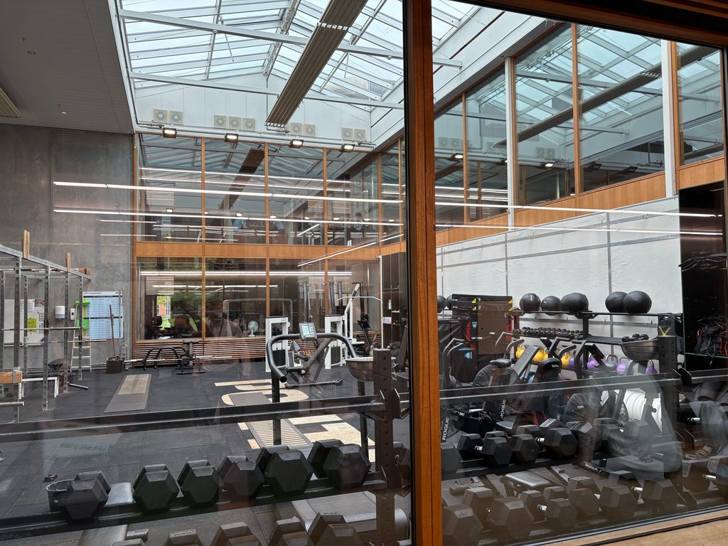 Træningsfaciliteter på Politiskolen i Brøndby med vægte, kettlebells og andet udstyr til fysisk træning.