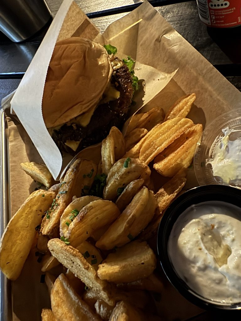 Double Truffle King med pommes frites hos Smash Burger på Vesterbro