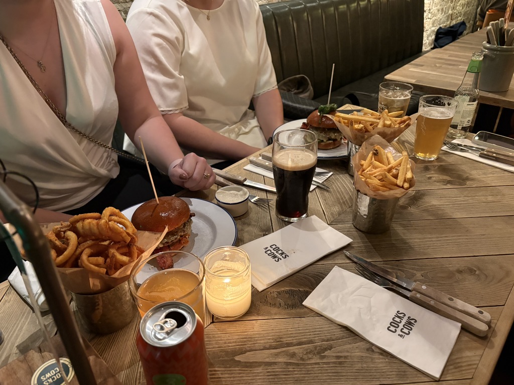Burgere og pommes frites hos Cocks & Cows København