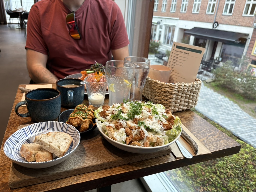 Cæsarsalat med crispy chicken, stjerneskud og fried chicken serveret hos AKTUEL på Budolfi Plads i Aalborg.