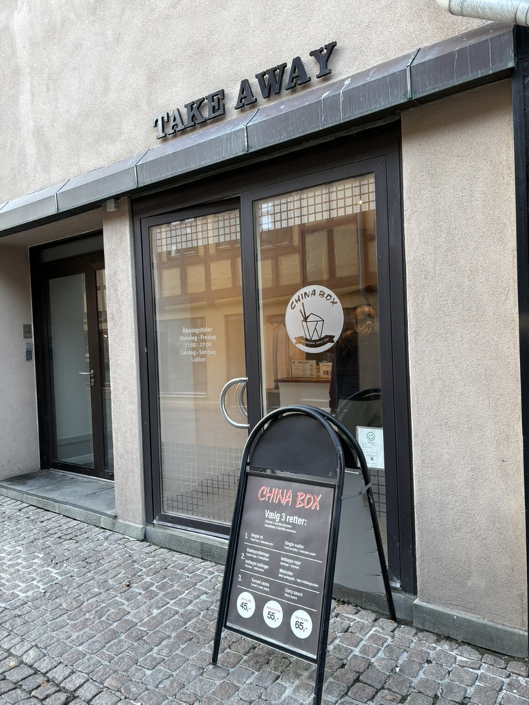Take Away China Box på Bispensgade 34 i Aalborg med indgang og menuskilt foran butikken.