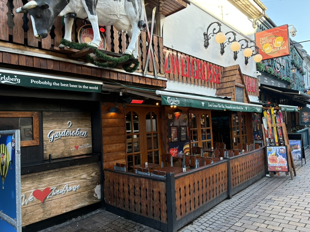 Zwei Grosse Bier Bar i Jomfru Ane Gade i Aalborg med store kofigurer på facaden, rustik træindretning og udendørs siddepladser.